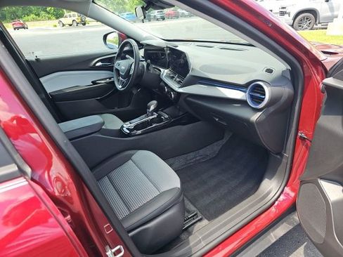 Used 2024 Chevrolet Trax LT w/ LT Convenience Package image 31