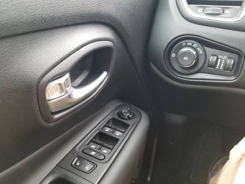 Certified 2022 Jeep Renegade Latitude w/ Convenience Group AWD/4WD image 27