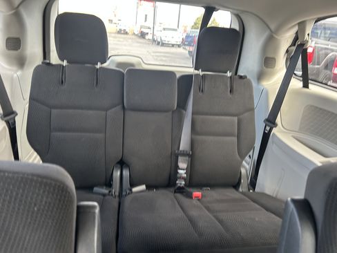 Used 2017 Dodge Grand Caravan SE w/ UConnect Hands-Free Group image 10