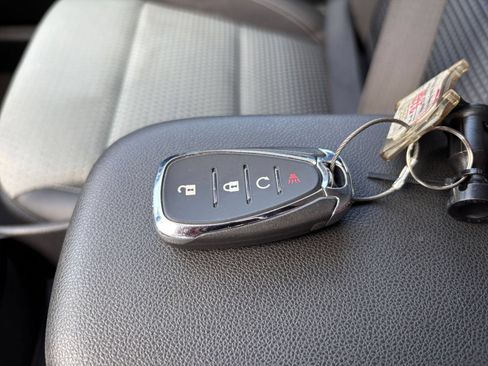 Used 2025 Chevrolet Trax LT FWD image 19