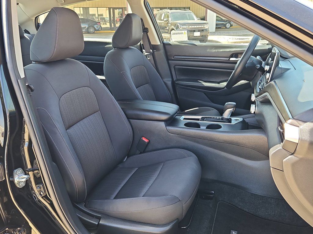 Used 2025 Nissan Altima 2.5 SV FWD image 31