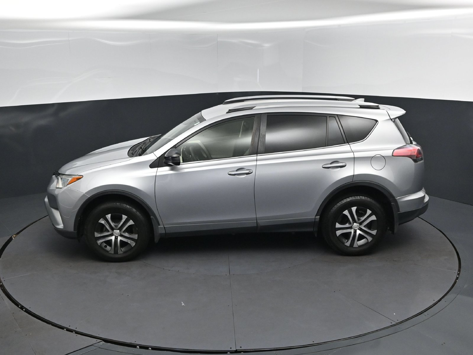 Used 2018 Toyota RAV4 LE FWD image 32