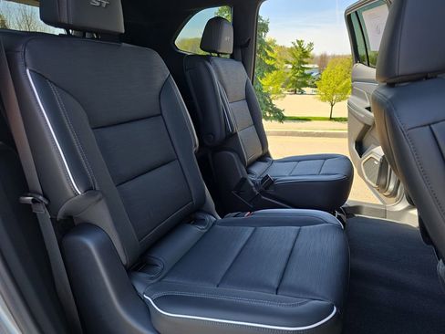 New 2026 Buick Enclave Sport Touring w/ LPO, Floor Liner Package AWD/4WD image 11