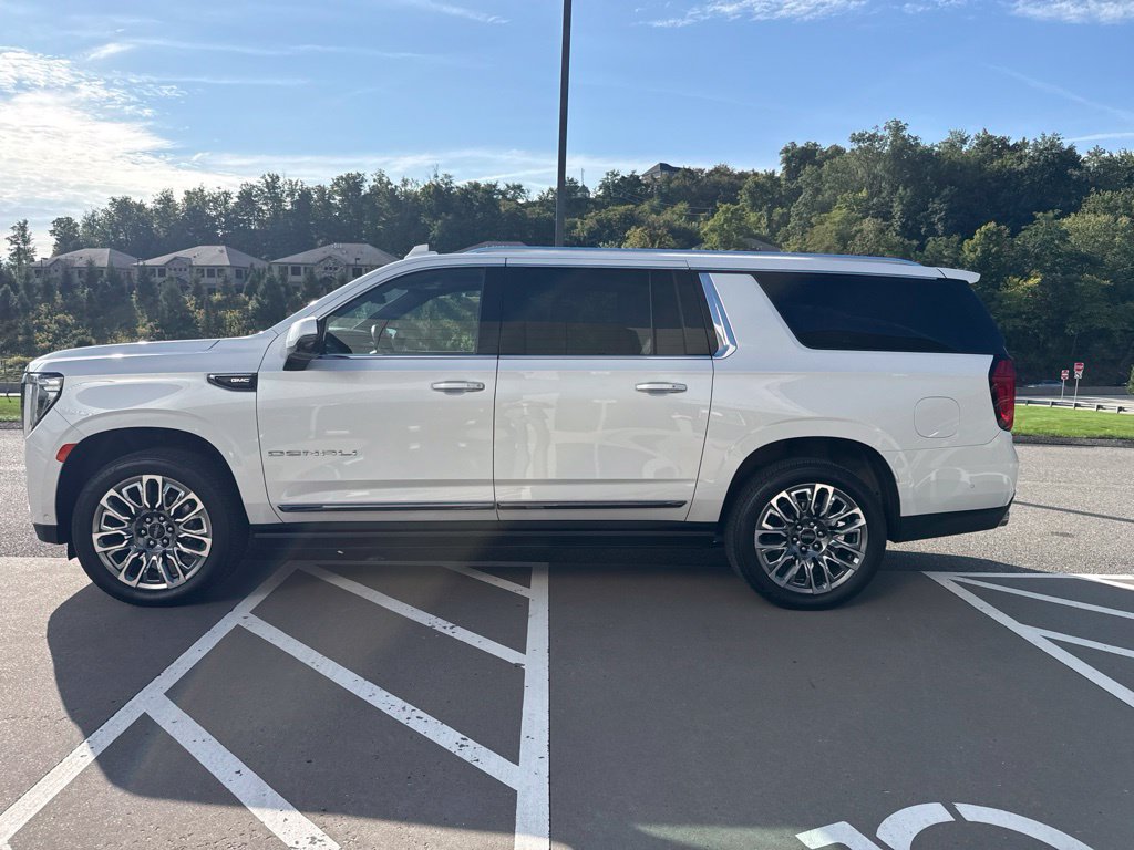 Used 2023 GMC Yukon XL Denali Ultimate AWD/4WD image 7