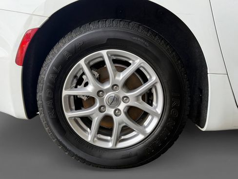 Used 2024 Chrysler Pacifica Touring-L FWD image 10