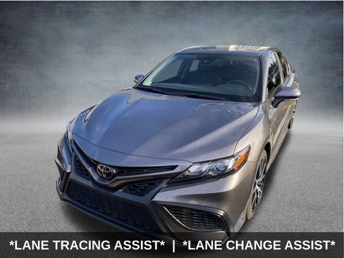 Used 2022 Toyota Camry SE image 3