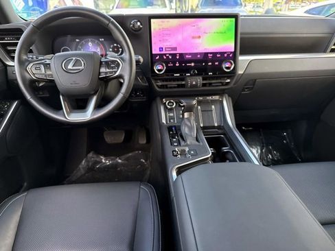 Used 2025 Lexus GX 550 w/ Accessory Package (Z1) AWD/4WD image 18