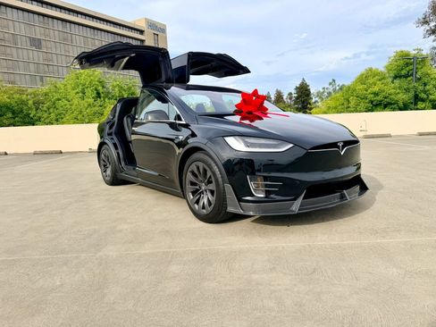 Used 2018 Tesla Model X 75D AWD/4WD image 2