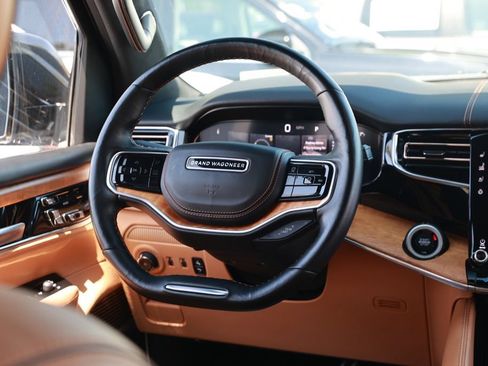 Used 2022 Jeep Grand Wagoneer Series III AWD/4WD image 31