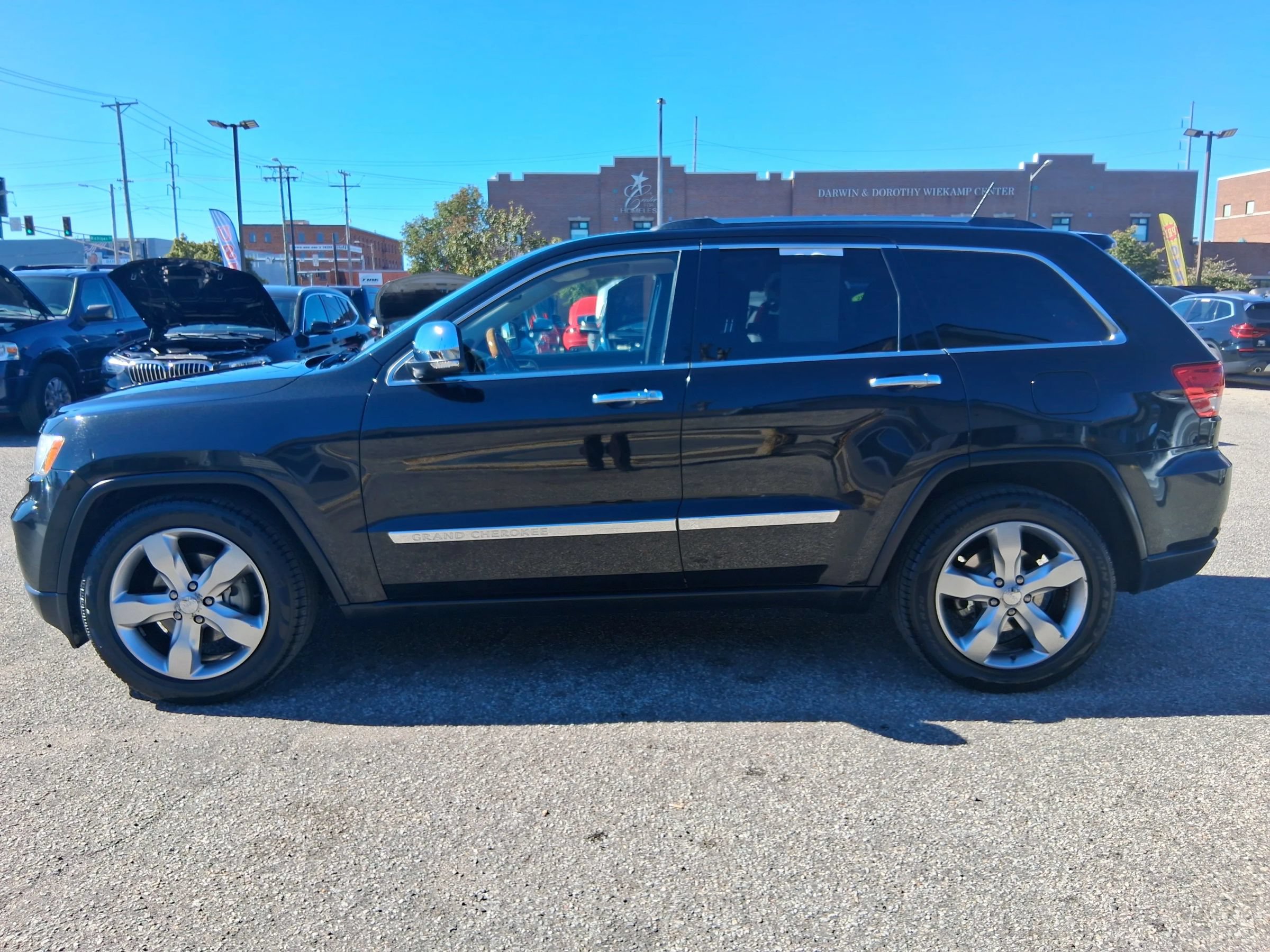 Used 2011 Jeep Grand Cherokee Overland AWD/4WD image 4