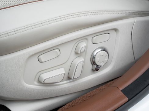 Used 2020 Genesis G90 3.3T Premium image 22