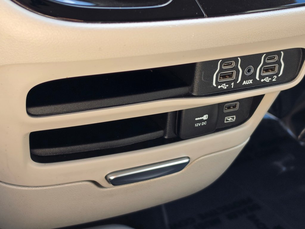 Used 2022 Chrysler Pacifica Touring-L FWD image 57