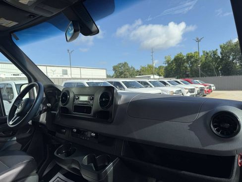 Used 2021 Mercedes-Benz Sprinter 2500 image 12