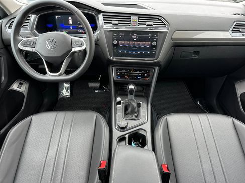 Used 2022 Volkswagen Tiguan SE image 13