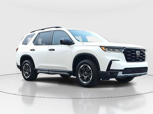 Used 2024 Honda Pilot TrailSport image 3