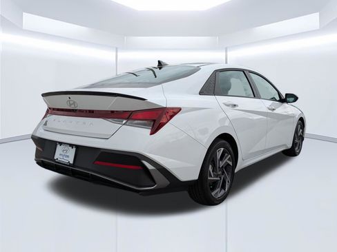 Certified 2025 Hyundai Elantra Sport image 4
