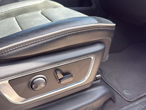 Used 2025 RAM 1500 Laramie AWD/4WD image 25