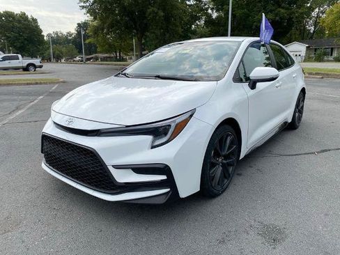 Used 2025 Toyota Corolla SE FWD image 3