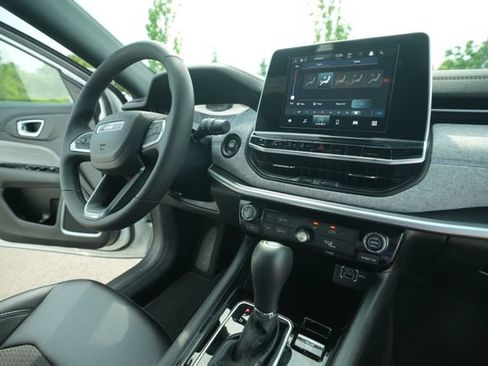 Used 2025 Jeep Compass Latitude AWD/4WD image 36