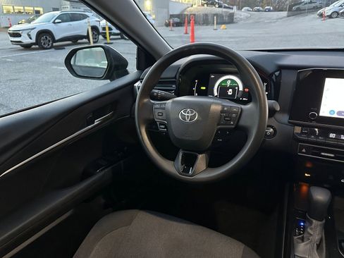 Used 2025 Toyota Camry LE image 33