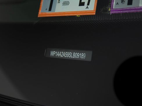 Certified 2025 Porsche Macan image 42