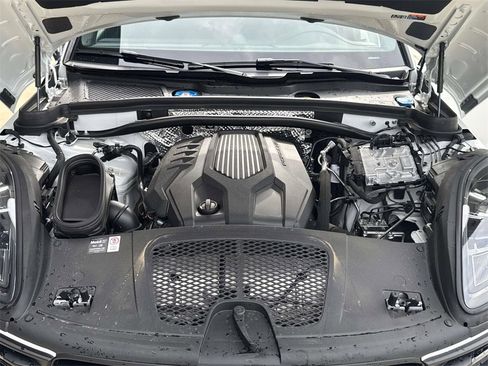 Used 2025 Porsche Macan Turbo image 28