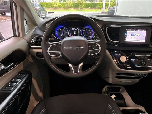 Used 2023 Chrysler Voyager LX FWD image 5