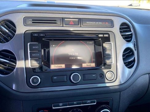 Used 2012 Volkswagen Tiguan SE image 24