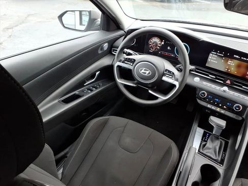 Used 2024 Hyundai Elantra SEL image 17