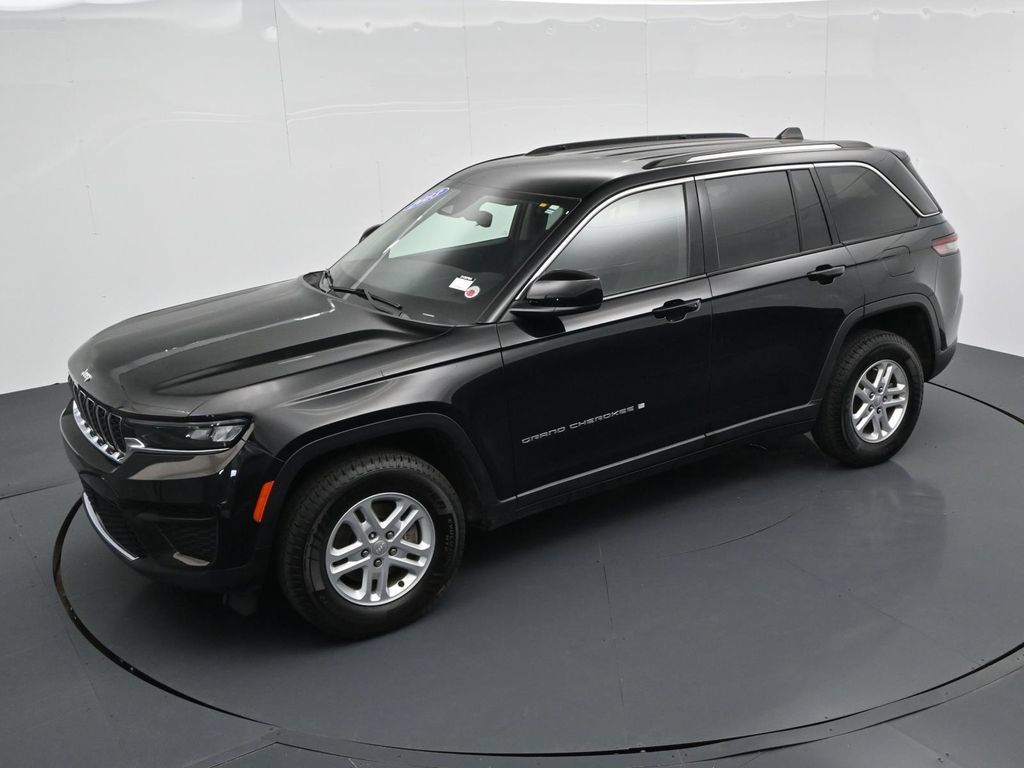 Used 2023 Jeep Grand Cherokee Laredo RWD image 18