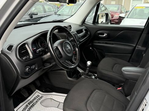 Used 2017 Jeep Renegade Altitude FWD image 10