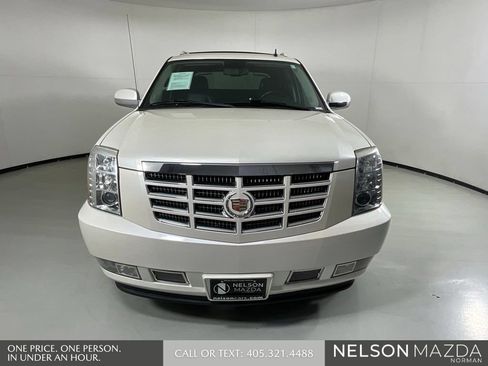 Used 2011 Cadillac Escalade EXT Luxury AWD/4WD image 2