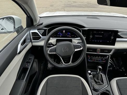 Used 2025 Volkswagen Taos SE image 5