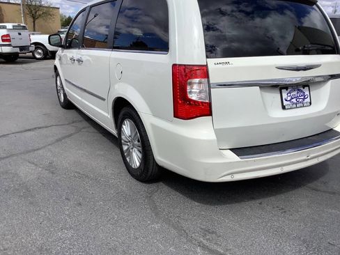 Used 2012 Chrysler Town & Country Limited image 16
