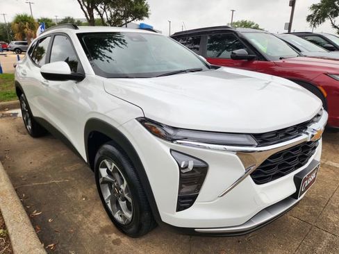 Used 2025 Chevrolet Trax LT FWD image 1