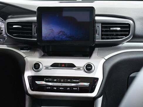 Used 2023 Ford Explorer XLT w/ Equipment Group 202A image 9