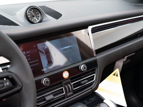 Used 2026 Porsche Macan AWD/4WD image 25