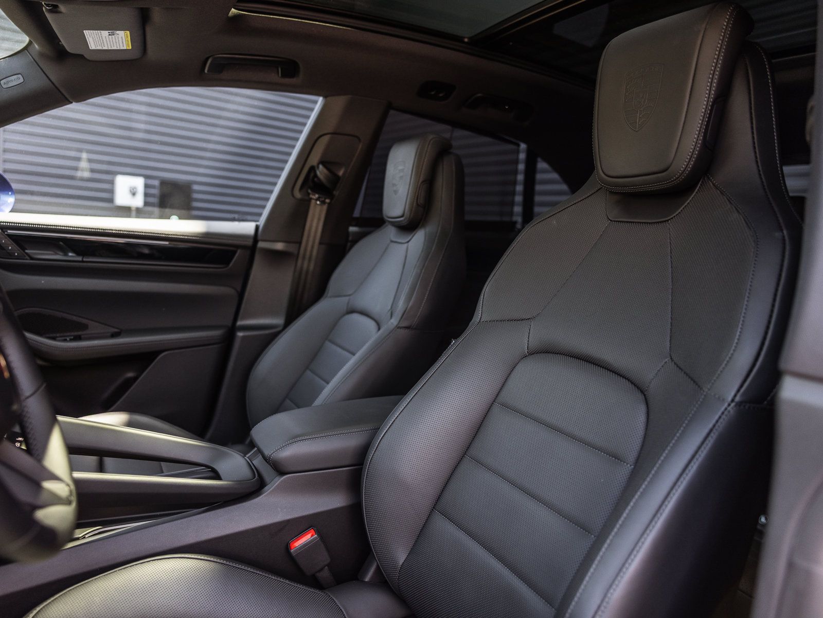 Certified 2025 Porsche Macan 4 Electric AWD/4WD image 5