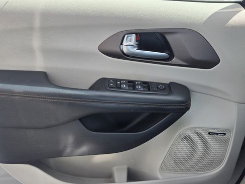 Used 2017 Chrysler Pacifica Touring-L Plus w/ Advanced Safetytec Group image 30