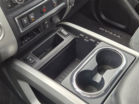 Used 2017 Nissan Titan SV image 19