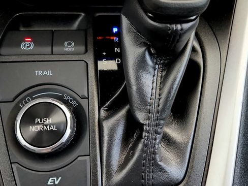 Used 2025 Toyota RAV4 LE AWD/4WD image 34