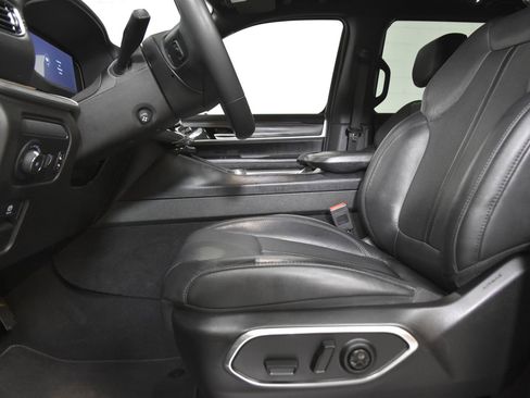 Used 2023 Jeep Wagoneer L Series III RWD image 16