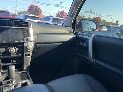 Used 2022 Toyota 4Runner SR5 Premium w/ Moonroof Package RWD image 9