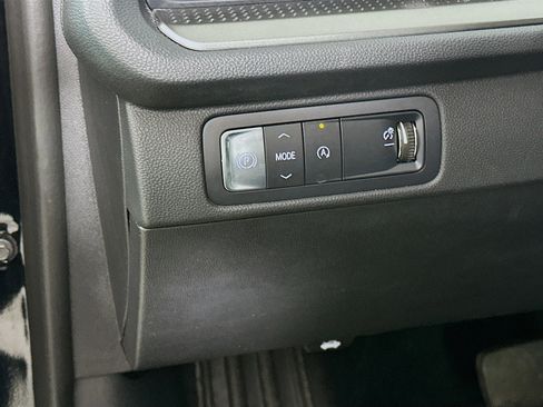 Used 2025 Chevrolet Traverse LT image 17