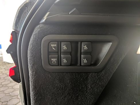 Used 2024 BMW X7 xDrive40i w/ Executive Package image 11