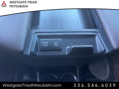 Used 2022 Toyota Sienna Platinum image 30