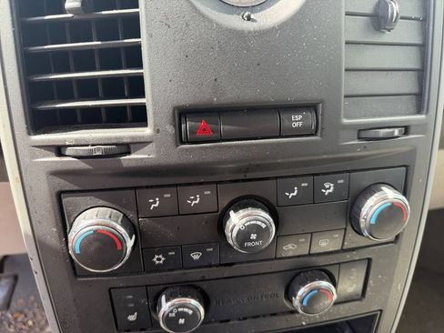 Used 2008 Chrysler Town & Country Touring FWD image 26