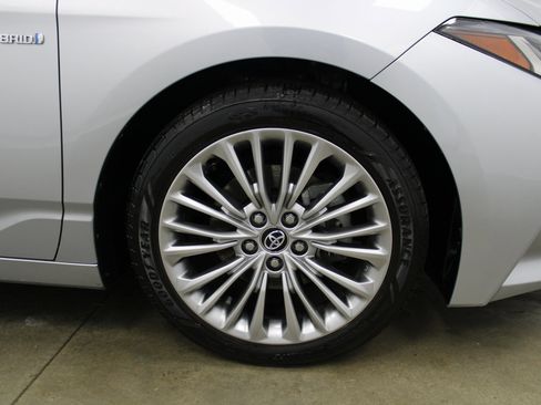 Used 2020 Toyota Avalon Limited image 5