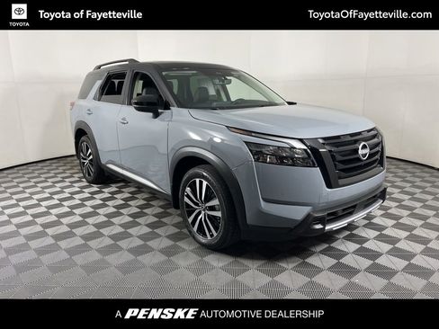 Used 2025 Nissan Pathfinder Platinum image 19
