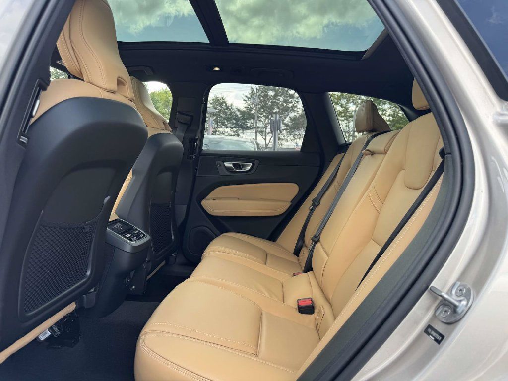 Certified 2024 Volvo XC60 B5 Ultimate AWD/4WD image 9